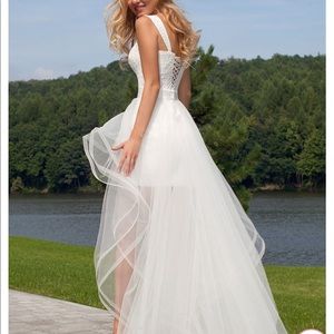 Brand new Wedding Dress! Ivory size 4, with detachable train. June Bridals 9/21
